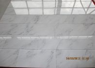 Orientez la dalle en pierre naturelle de marbre blanche pour le placage de pierre de projet.
