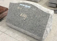 Pierres tombales commémoratives de granit gris au-dessus de la surface polie 90 par degrés