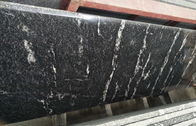 Granit noir de différentes de couleur dalles en pierre naturelles de contrôle avec le matériel blanc de veine