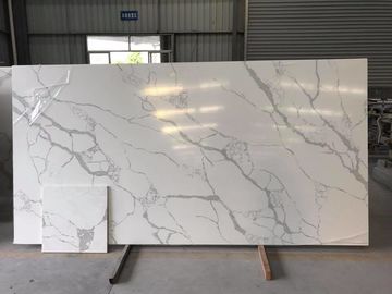 Partie supérieure du comptoir blanches en pierre extérieures solides de cuisine de quartz