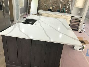 Partie supérieure du comptoir blanches en pierre extérieures solides de cuisine de quartz
